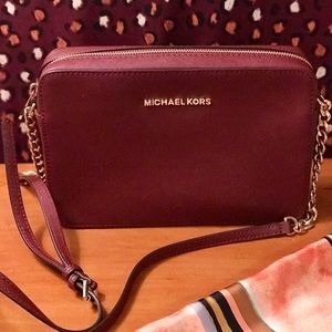 MICHAEL Michael Kors Jet Set Crossbody-Maroon